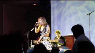 The Bangles perform &quot;Watching the Sky&quot; in Waikiki