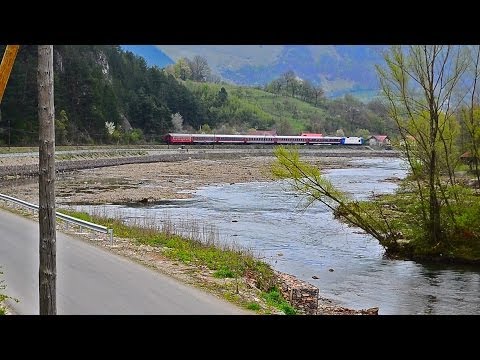 GM1357 tractand IR1834 demareaza salutand din Bratca (12 04 2014)