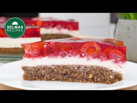 Einfache Himbeertorte mit Schmand, Nussbiskuit und gefrorenen Himbeeren