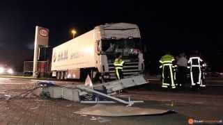 preview picture of video 'Grote ravage bij benzinepomp nadat een vrachtwagen een klapband krijgt langs de A58 (2013-09-05)'