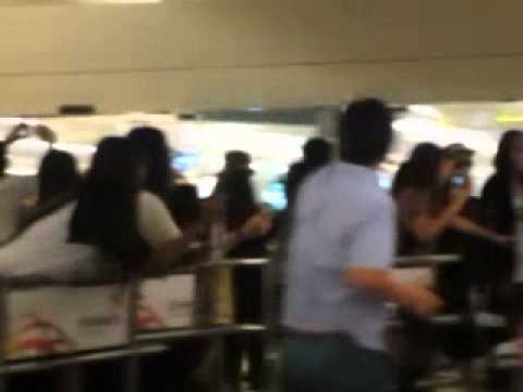 M.I.B ZOOMING OFF VIA LIGHTNING SPEED TOWARDS A SINGAPORE BUS