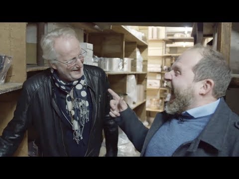 Bryter ut i latter av Hellstrøms forklaringer