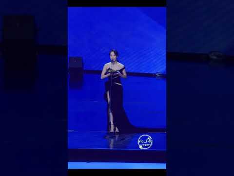 201220 Victoria receiving "2020 Breakthrough Figure of the Year" - Tencent Video All Star Night 2020