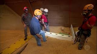 Bombeiros fazem resgate dramático de trabalhadores soterrados por grãos de soja no interior de SP