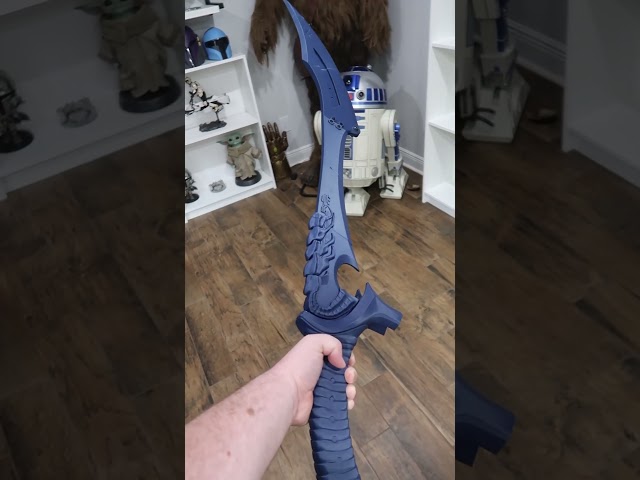 Vídeo relacionado con Predator: Badlands DEK with Sword and Logo Official Movie Camiseta