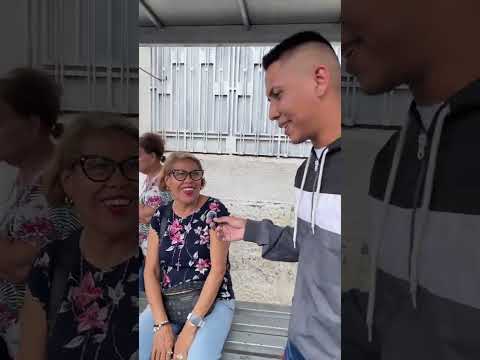 Premiando a persona de la calle🙏🏻🫂 #premios #valera #trujillo #calle #sigame #venezuela #fyp