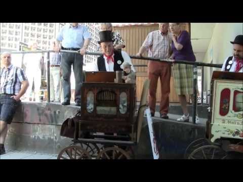 Ueli Termperli spielt eine 42er Walzenorgel Bacigalupo Söhne