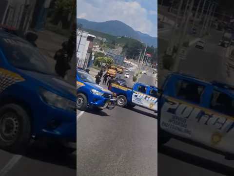 PNC en Quetzaltenango Interceptan supuestos aficionados cremas Ultra Sur en el Emigrante de Salcajá.