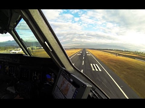 MD-11 Cockpit View - Landing in Quito!