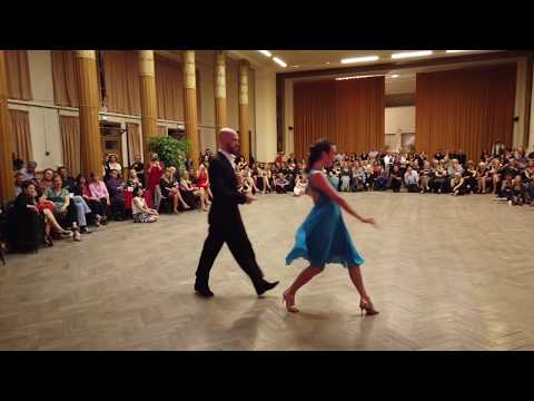Maria Belen et Santiago Giachello, avril 2019  "Buenos Arles Tango 1".salle des fêtes d'Arles