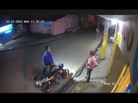 Cámara de seguridad capta un robo fallido, el ladrón volvió a nacer ese día😲🛵