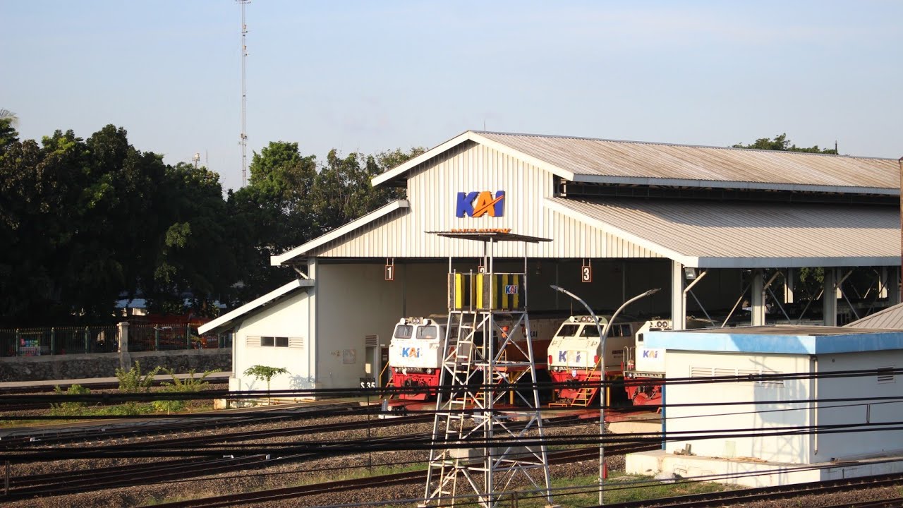 Melihat Depo Kereta Api Terbesar di Indonesia