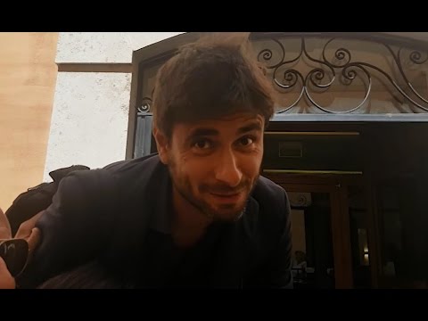 #MontecitorioSelfie - Di Battista, la stella rossa (che parla russo)