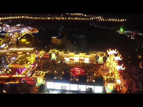 A primeira "Cidade Sem Noite" de Wuhan é inaugurada, atraindo um grande número de turistas durante o Festival da Primavera