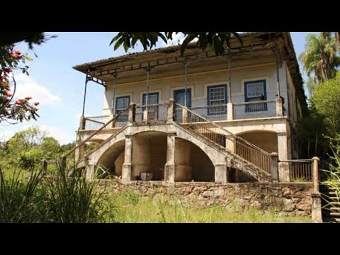 Abandoned mansion, with slave quarters still there today.