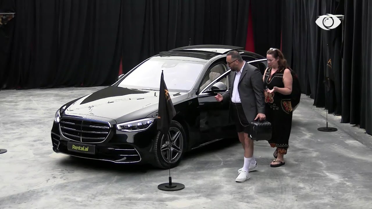 “Do të pini, të hani apo të…?”/ Julia ngacmon profesorin: Ti paske një makinë shumë të bukur...