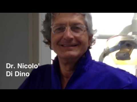 Ginocchio dolente che aiuta lunguento Cerchio con ernia intervertebrale