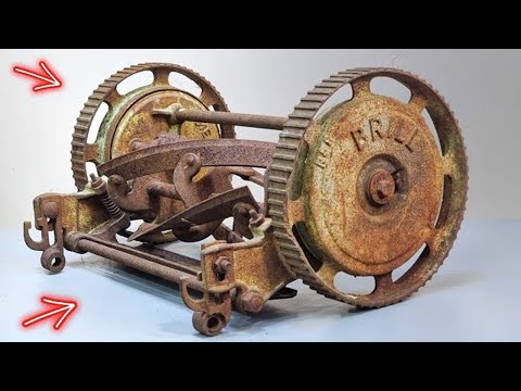 Restoring a 105-Year-Old Push Reel Mower - Why Did These Fall Out of Use? 🛠️🌱