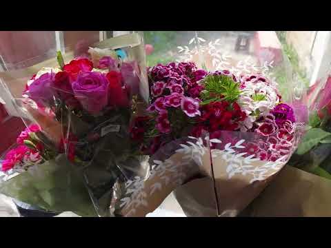 my smallest quietest taqwa and yumna ❤️ gave me flowers 💐 🙂🥰😍