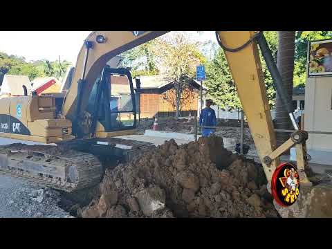 EMPRESA EPCCO COMEÇA A MEXER NO BURACO DA RODOVIÁRIA DE JUQUITIBA.