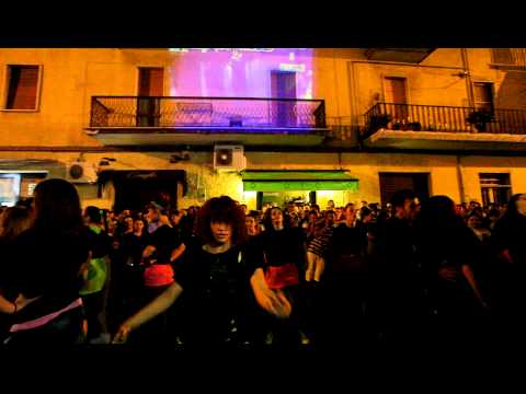 FLASH MOB LATINA TWO FINGERZ