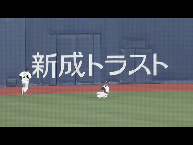 【6回表】守備範囲の広さをアピール!! バファローズ・渡部遼人が左中間の打球をナイスキャッチ!! 2022年3月2日 オリックス・バファローズ 対 千葉ロッテマリーンズ