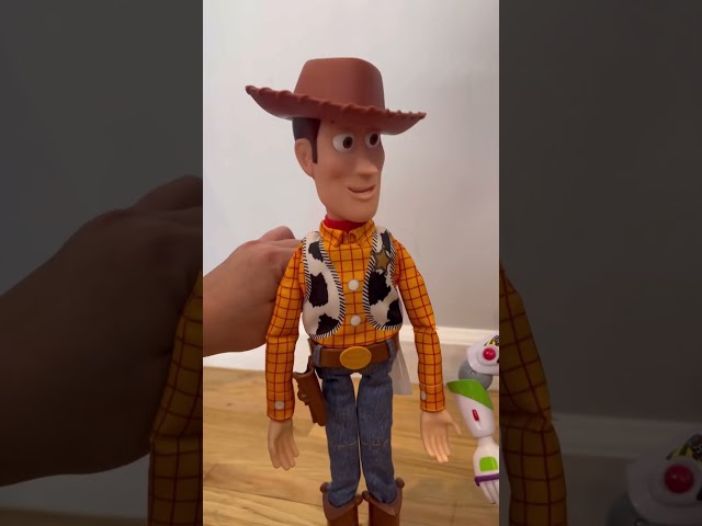 Vídeo relacionado con Disney Pixar Toy Story Buzz Woody Jessie Graphic Camiseta Camiseta, Niños, Asfalto, 4 años