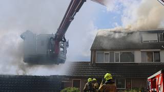 Veel rook bij dakbrand aan het Opveld in Ede 