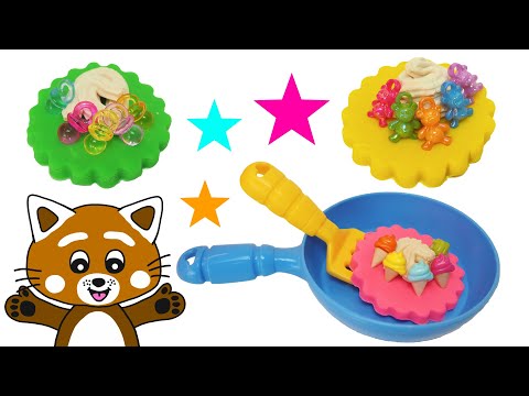 Pukkins gör pannkakor i Play Doh lera - Lek och lär dig färger - Lek med oss