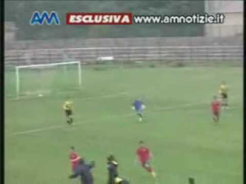 Ruba il pallone di mano al portiere e segna!