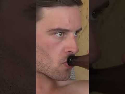 Tobias beißt sich zwar auf die Lippe, aber nicht in den 🍑... | Hilf Mir! #shorts