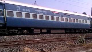 preview picture of video '18184 DANAPUR TATANAGAR EXPRESS ARRIVES CHITTARANJAN BANG ON TIME'