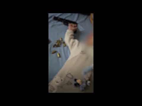 התרברב בנשק ודרך אותו מעל בנו התינוק