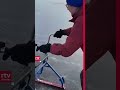 Schaatsen met een rollator: zo kan bejaarde Tiny toch het ijs op | RTV Drenthe #shorts