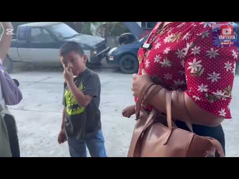Disfrutando unas delias Guatemaltecas rellenitos de frijol en Monjas Jalapa.