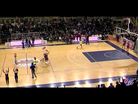 Il Gallo Beppe segna da metà campo / Junior Casale mascot's crazy shot