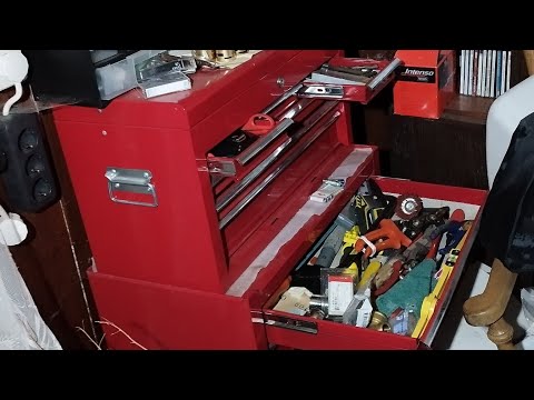 Domek opuszczony w 2019  zostało mnóstwo wyposażenia oraz narzędzi