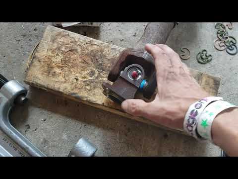2006 Nissan Titan XE Front Driveshaft U-Joint Replacement (How to)