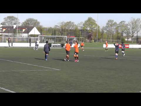 4 mei 2013 VV De Meern E2 - PVC E1 com 4-2 Doelpunt Delano