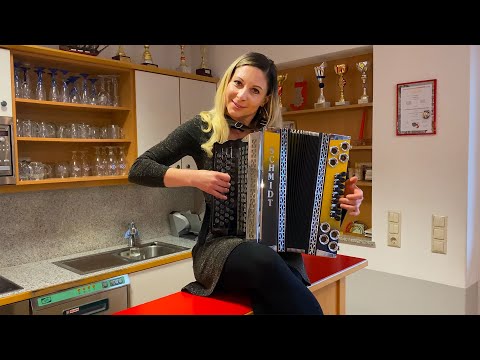 Die lustige CLAUDIA spielt AUF DER AUTOBAHN auf ihrer Steirischen Harmonika!