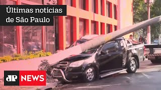 Mulher perde controle do carro e derruba poste em São Paulo