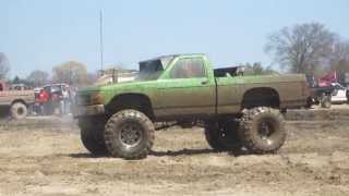 preview picture of video 'Green 4x4 Pickup Mudding At Carsonville Mud Bog'
