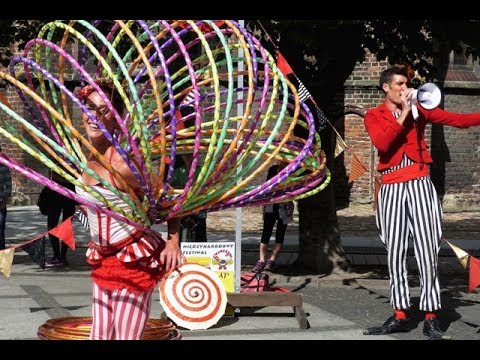 BuskerBus 2014: Clap Clap Circo- street show in Brzeg (hula hoops)