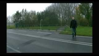 preview picture of video 'Jongetje steekt snelweg over [NIET SCHRIKKEN!]'