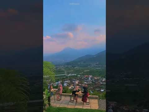 Nongkrong sambil menikmati pemandangan indah, bikin suasana semakin seru! 😍✨