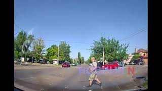 В Николаеве ВАЗ едва не сбил пешехода на переходе - видео момента