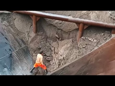 Barge unloads 2500 tons of alluvial sand 【barge is empty 】- relaxing flow