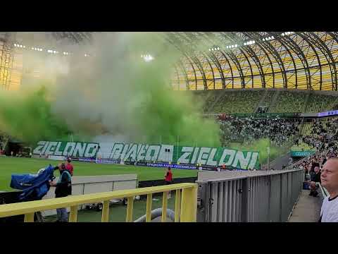 Mecz Lechia-Wisła przerwany - dym w barwach Lechii na stadionie