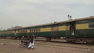 preview picture of video 'Pakistan Railways || GRU-20 || Passenger Train || Shahdara Bagh Junction'