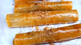 סיגרים קריספים פילו עם אגוזים בסירופ  Crispy filo nut cigars in syrup מטבח בקלי קלות ליהי קרויץ (ליהי קרויץ - מטבח בקלי קלות) - התמונה מוצגת ישירות מתוך אתר האינטרנט יוטיוב. זכויות היוצרים בתמונה שייכות ליוצרה. קישור קרדיט למקור התוכן נמצא בתוך דף הסרטון